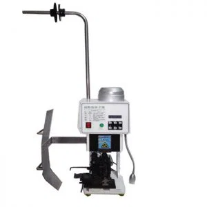  Att pressa AC-terminalen till kabeln för att göra kabelns bakkontakt.