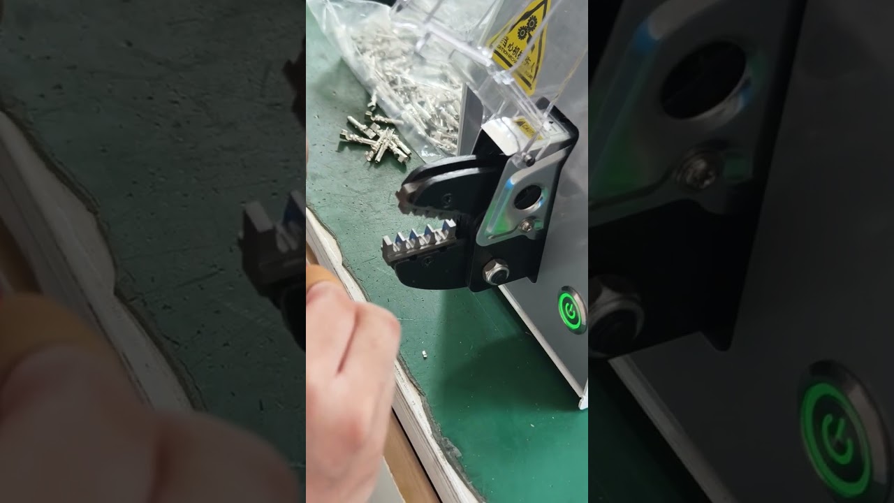 Automatisk krymppress för solcellskontakter - se den i drift #maskin #fabrik