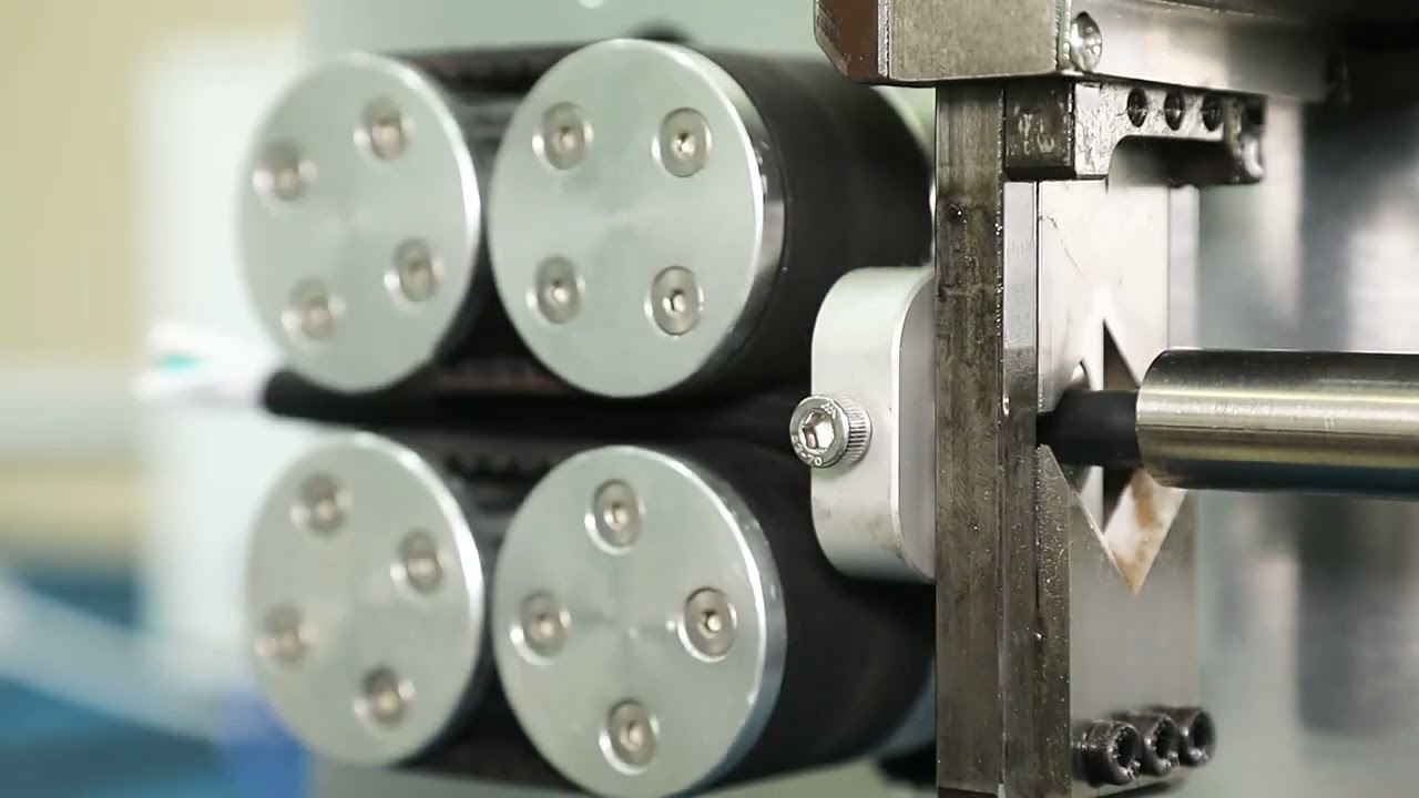 Effektiv kap-, skal- och tvinnmaskin för mantlade platta PVC-kablar (AWG7–28)